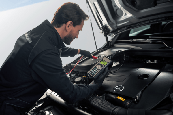 Foto van een man die een accucheck uitvoert