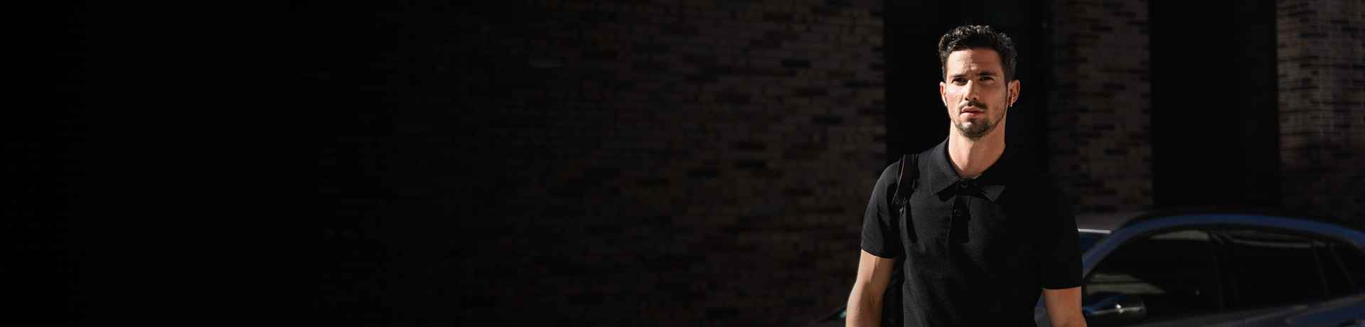 Man met tas die voor zijn nieuwe Mercedes-Benz Certified occasion staat