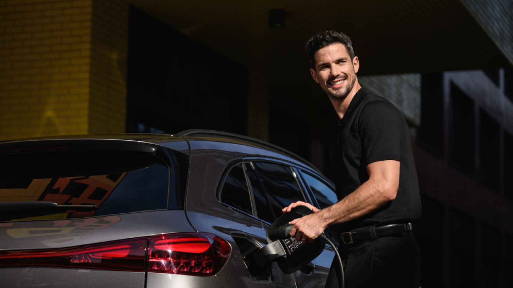 Man die een laadkabel in zijn nieuwe Mercedes-Benz Certified occasion steekt