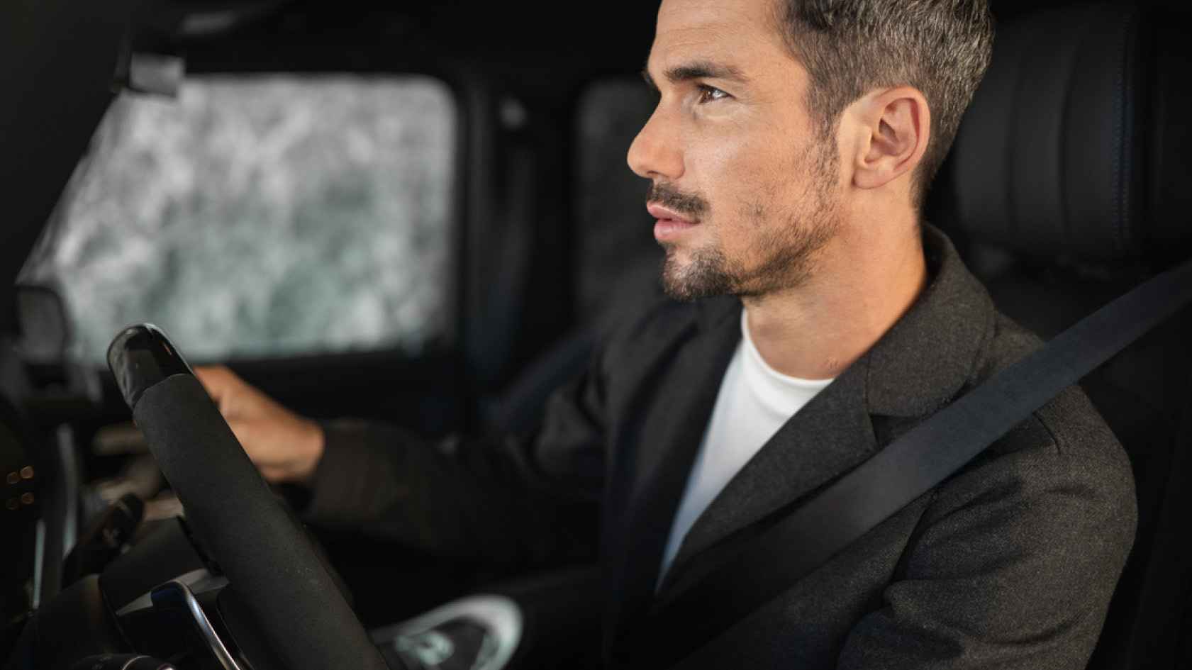 Man die in zijn nieuwe Mercedes-Benz Certified occasion zit