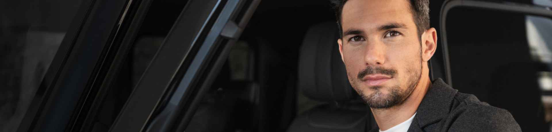 Man die voor zijn nieuwe Mercedes-Benz Certified occasion staat